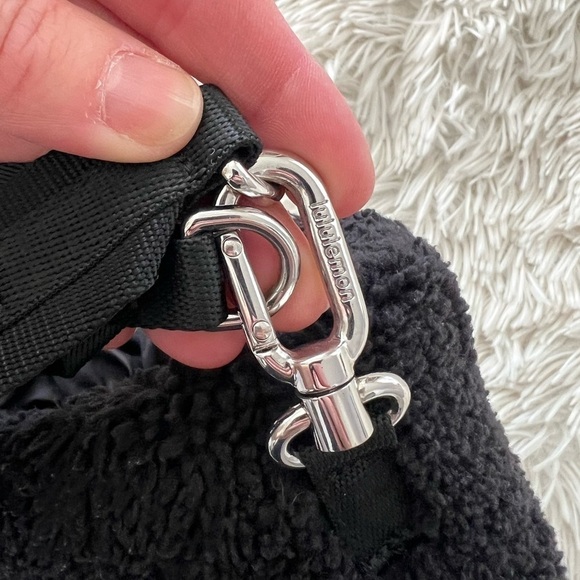 Lululemon Crossbody Fleece Bucket Bag 2.5L - black - Picture 5 of 9